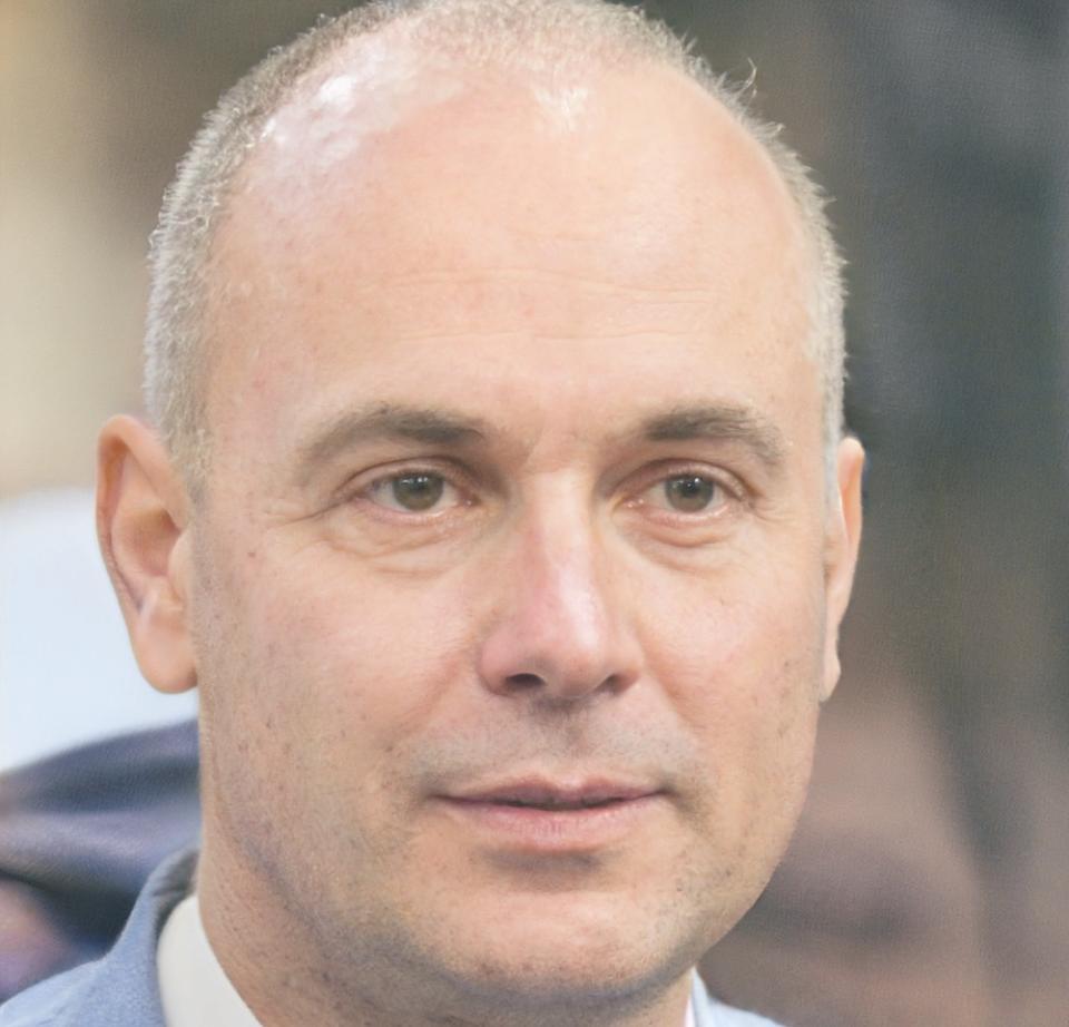 Portrait de Sylvestre Montaigne, analyste financier senior