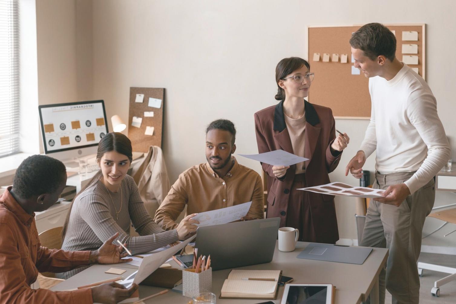 Bureau d'analyse financière moderne avec équipements de travail professionnels